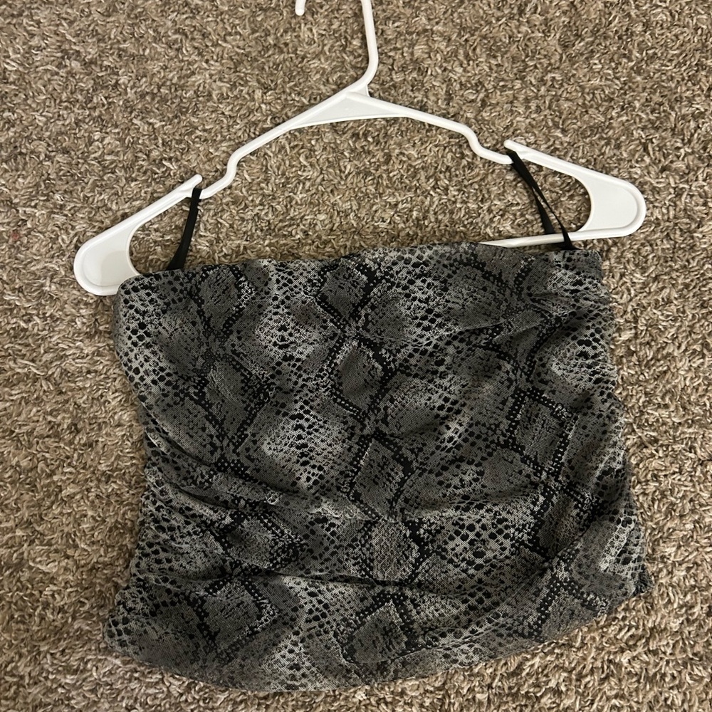 Woman’s strapless top